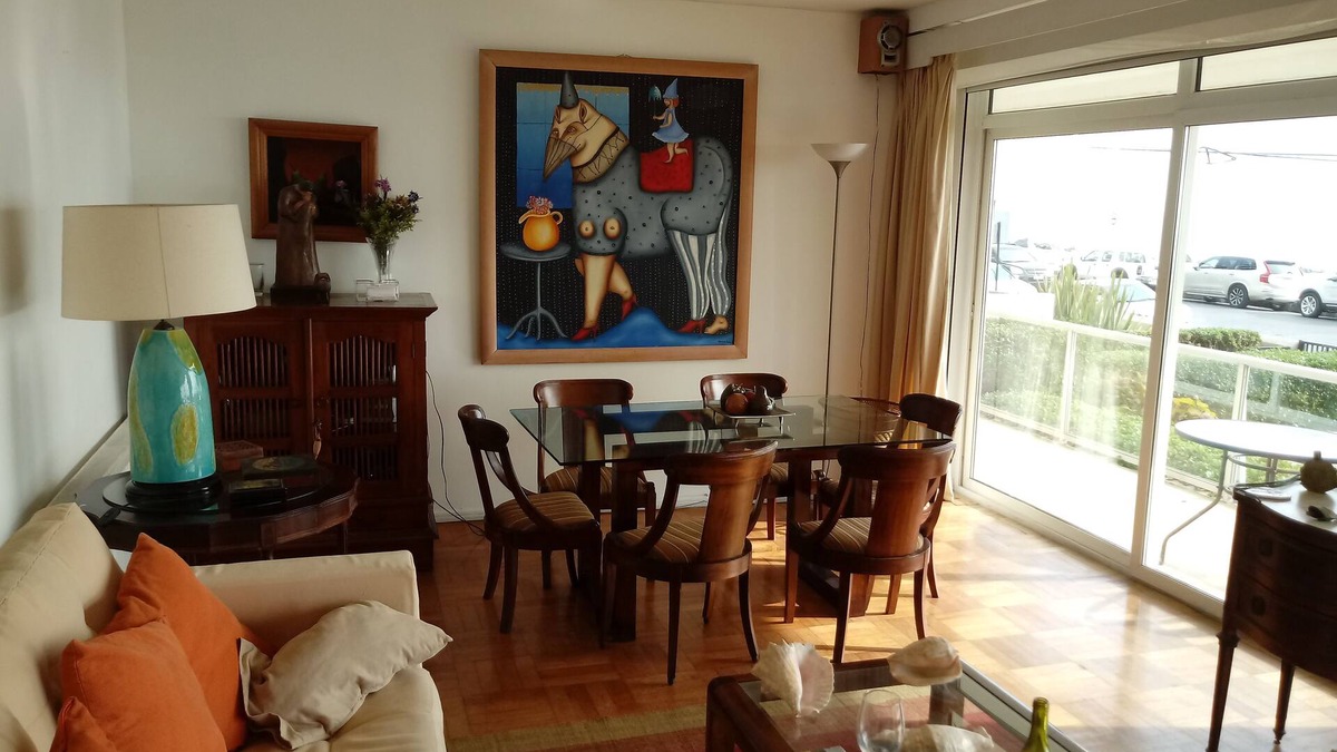 Vina del Mar Apartment | 4 bedroom flat on the seafront. Living room and two bedrooms have ocean views.