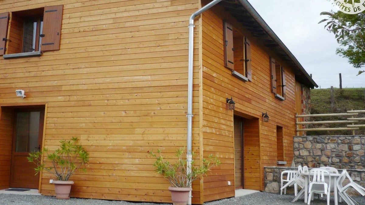 Saint-Cyr-de-Valorges Cottage | 4-bedroom cottage with garden, pets allowed, terrace and parking