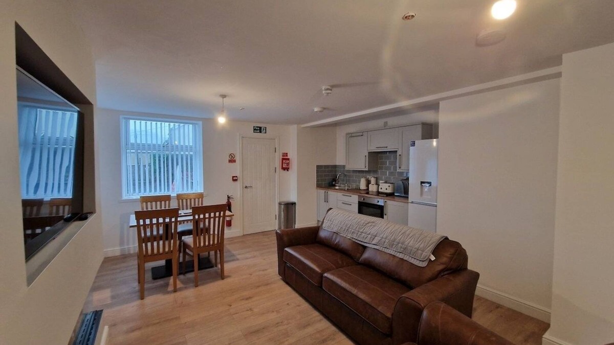 Mountain Ash Apartment | 4 Bedroom Ground Floor Apartment