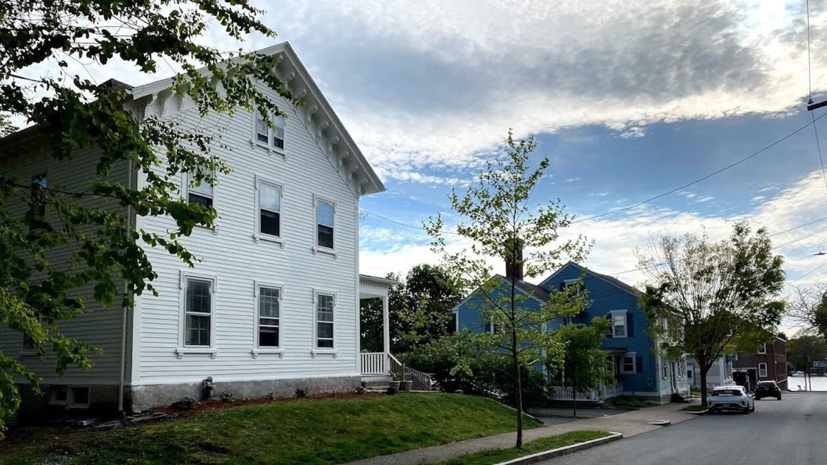 Warren Apartment | 4 Bedroom Historic Getaway Steps from Waterfront!