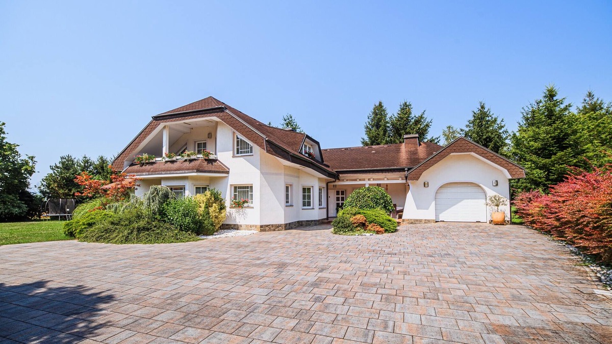 Brezice House | 4 Bedroom Holiday Home with BBQ Terrace and garden