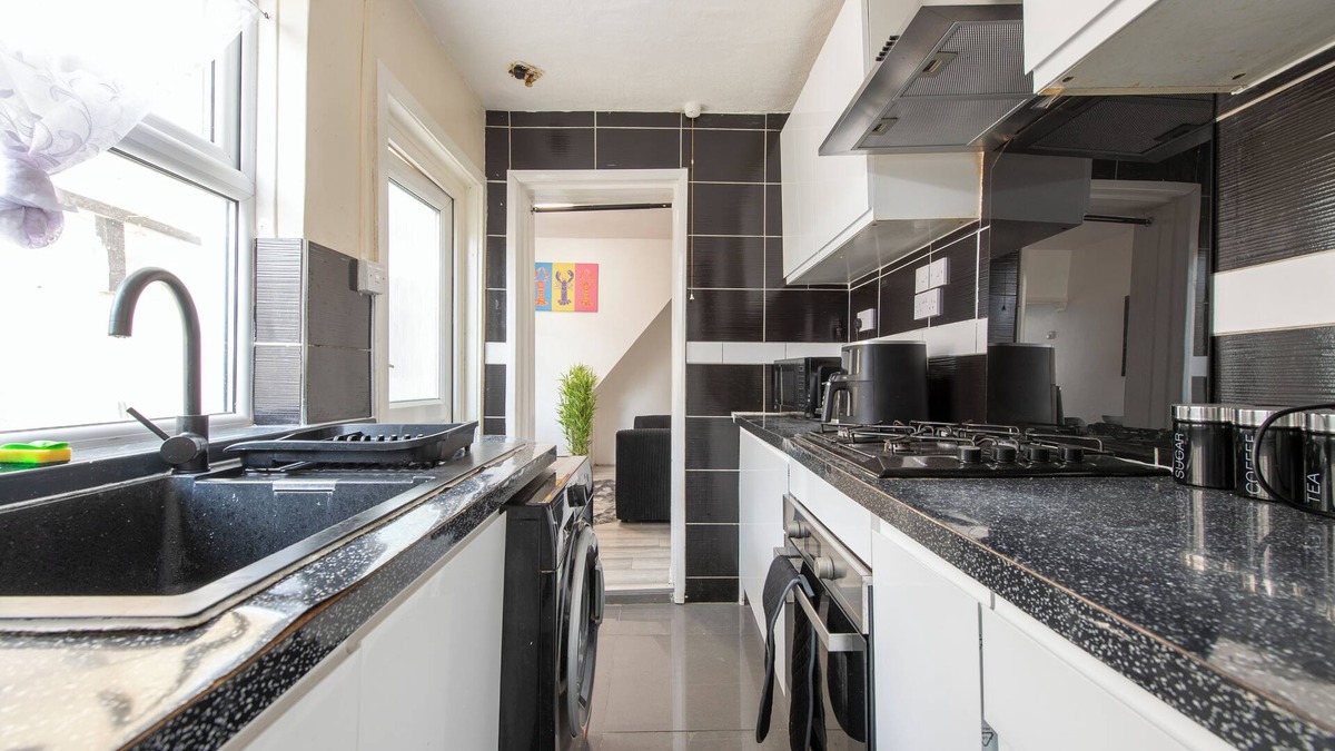 Bensham Manor House | 4-Bedroom, Home, Croydon, Sleeps 8! Family, Group And Contractor Friendly!