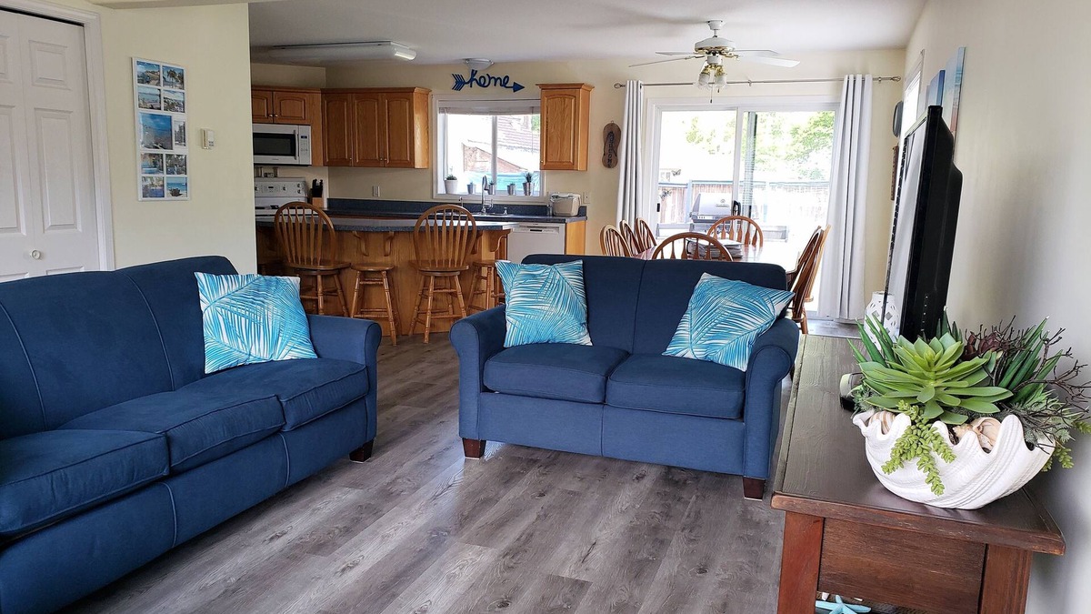 Canoe House | 4 Bedroom Home in the Shuswap, Close to Canoe Beach!