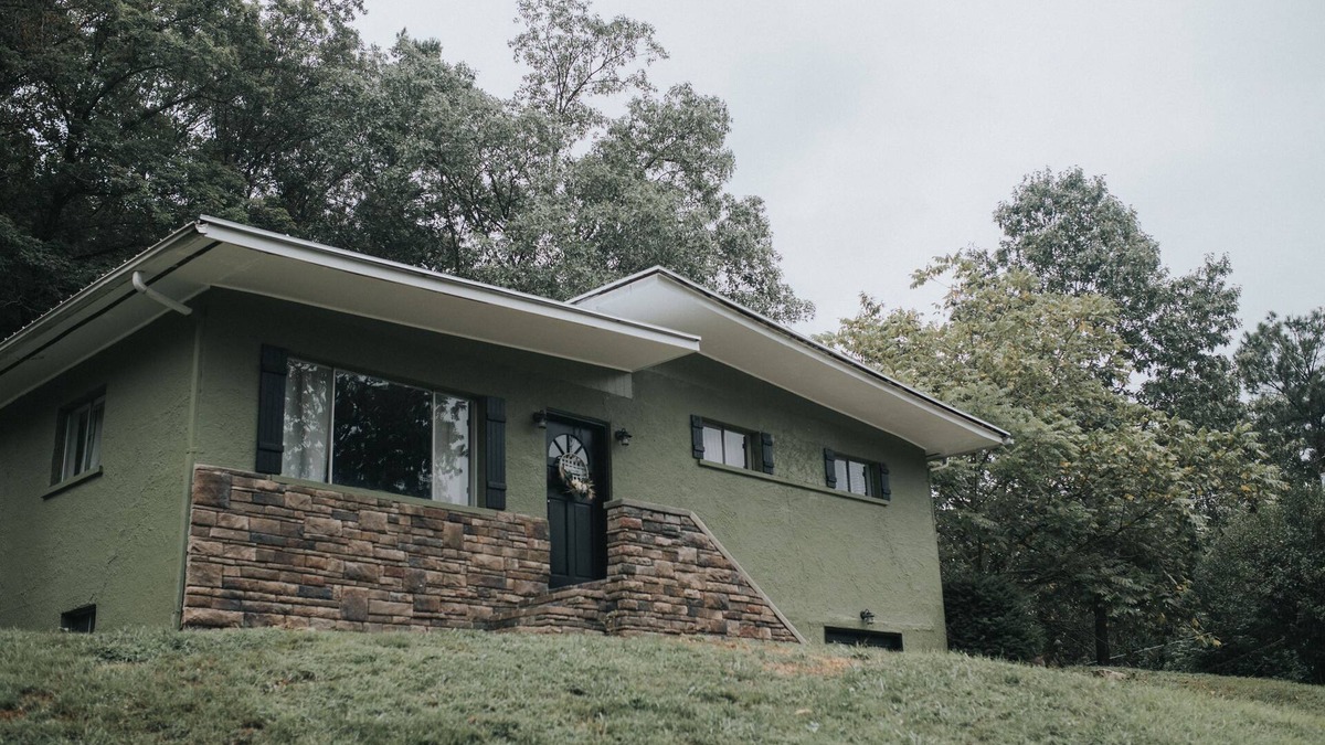 Williamson House | 4 Bedroom home less than a mile to Hatfield/McCoy trails