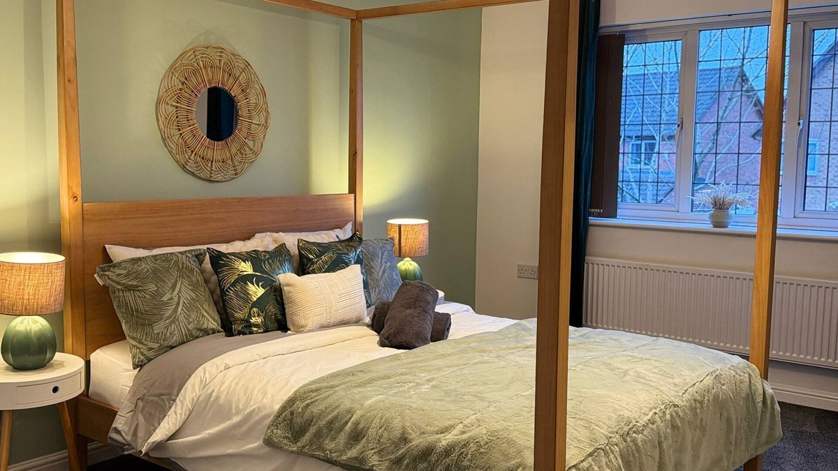 Wythenshawe House | 4 Bedroom Home Next to Manchester Airport