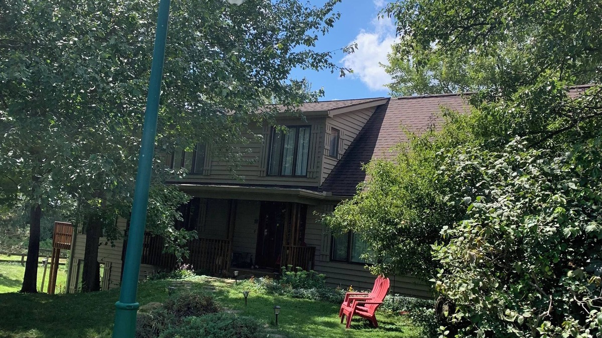 Granville House | 4-bedroom home on farm 5-minutes to Denison/Granville