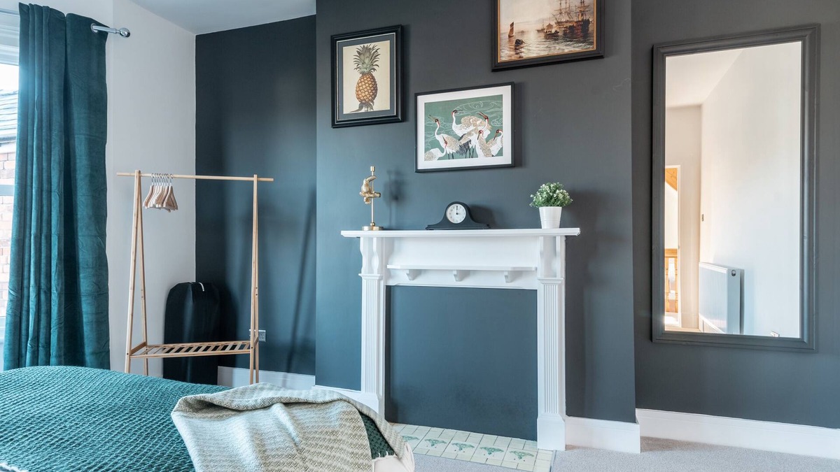 Newport House | 4 bedroom home w/free parking - Tŷ Hapus Newport