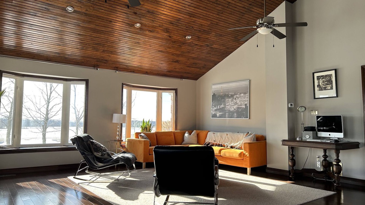 Lincoln House | 4 Bedroom Home with INDOOR Hot Tub and Pool in Wine country-Niagara Benchlands!