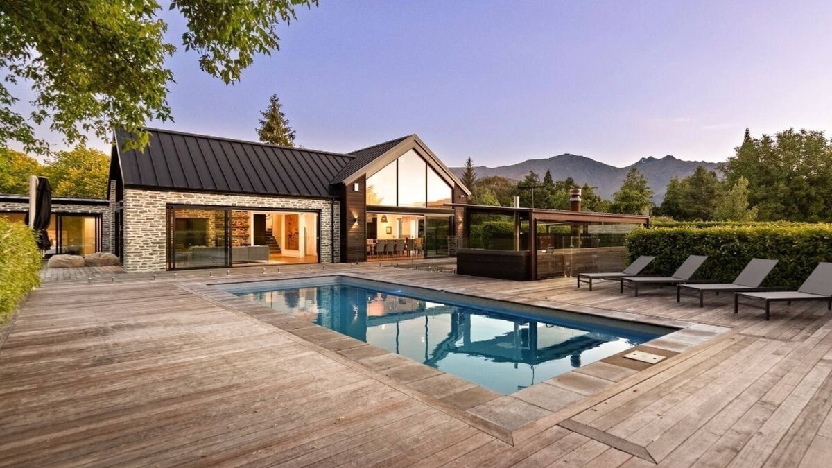 Lake Hayes House | 4 bedroom home with private swimming pool & spa pool