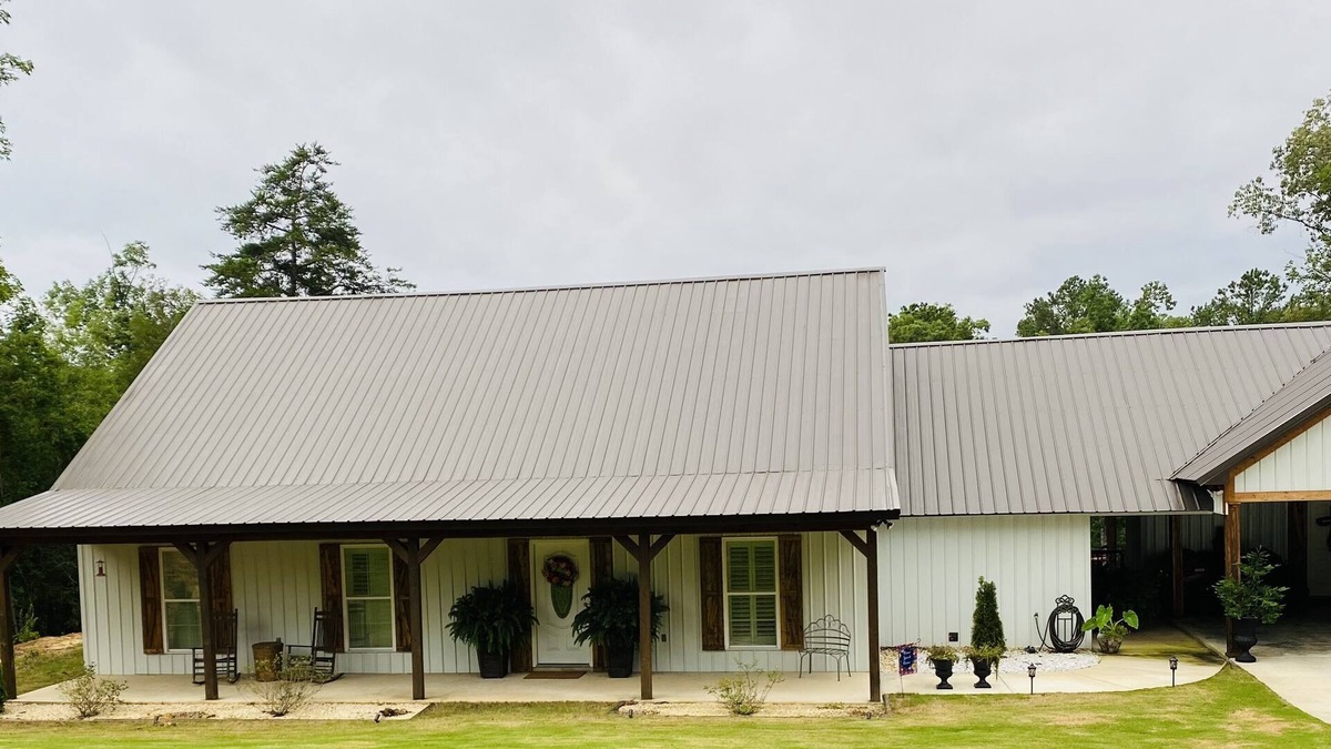 Cottondale House | 4 bedroom home with a touch of country close to UA