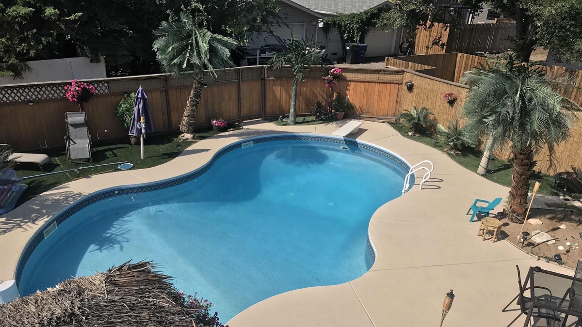 Saskatoon House | 4 bedroom house 3. Bathrooms, tropical backyard, pool, hot tub, tiki bar