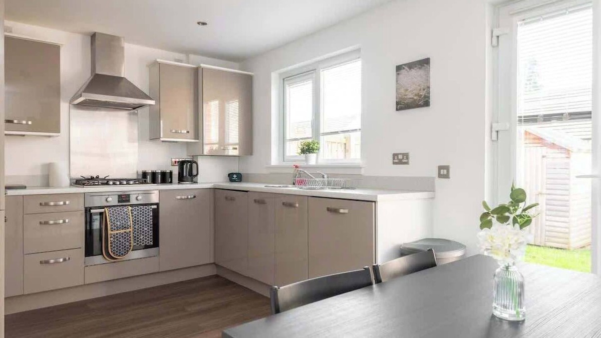 Longcroft House | 4 Bedroom House - Free Parking