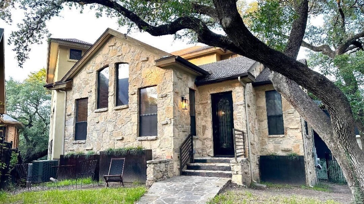Travis Heights House | 4-bedroom house in Austin 1 mile to Lady Bird Lake and Downtown with full Gym