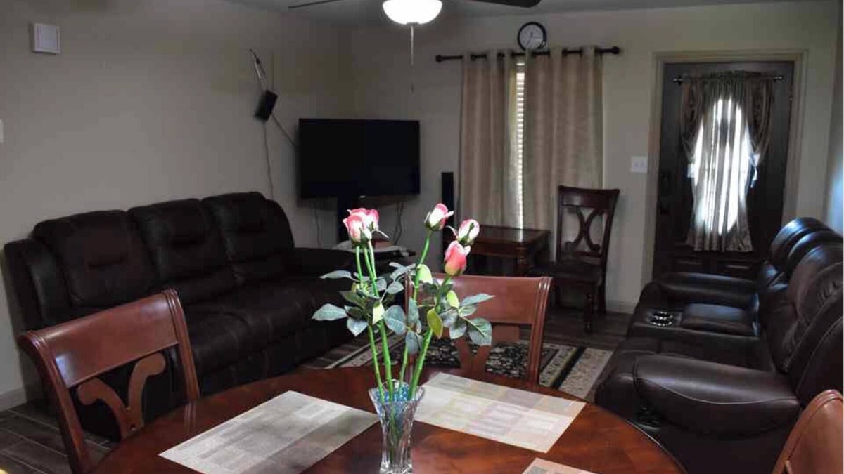 Alvin House | 4-bedroom house in awesome Alvin with AC, WiFi, 2 full bath, plenty of parking!