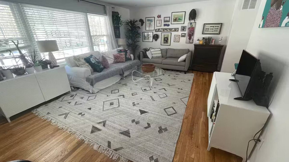 Rockville House | 4-bedroom house in delightful Rockville- entrance to Rockcreek park at doorstep