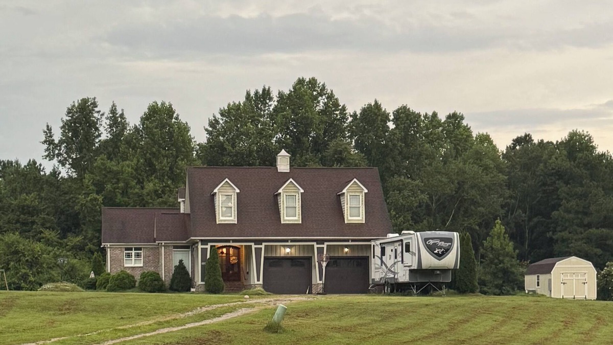 Bunnlevel House | 4-bedroom house in lovely Coats with fitness room, AC, hot tub, outdoor patio.