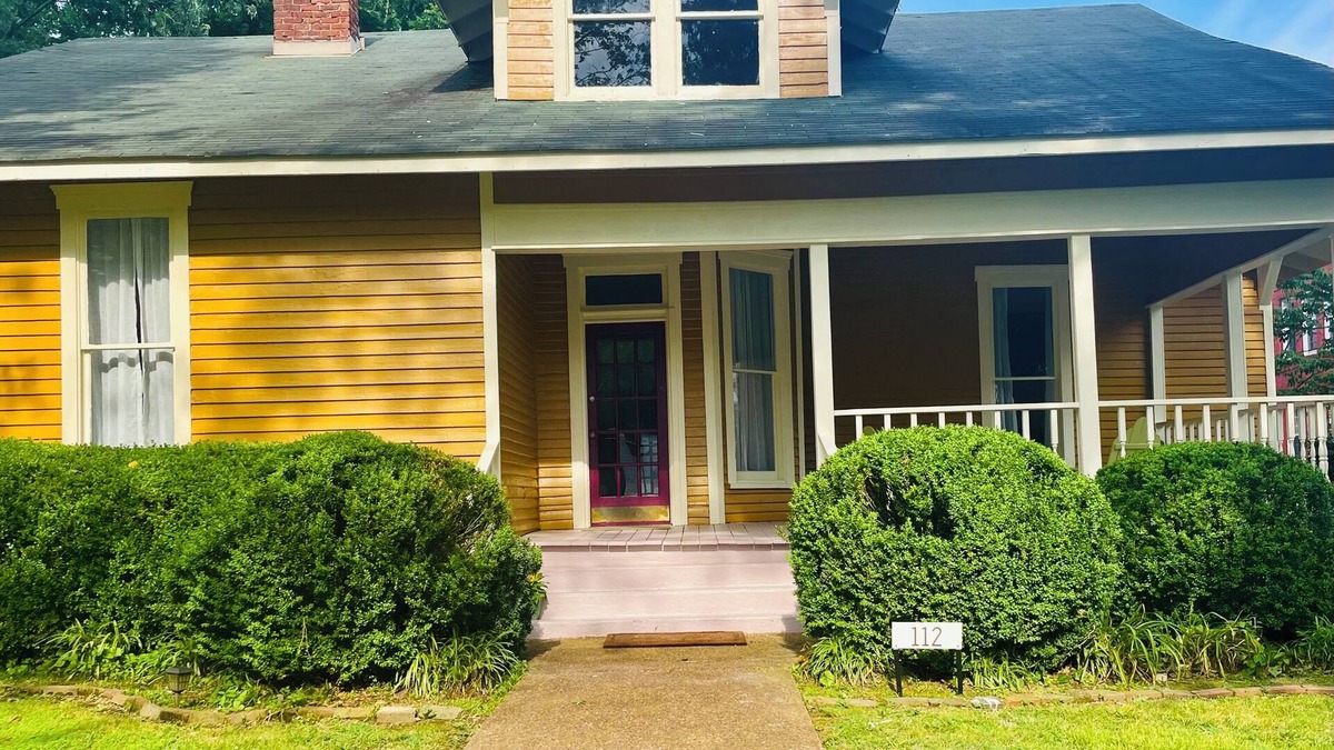 Bell Buckle House | 4-bedroom house in charming Bell Buckle with AC, WiFi. Enjoy your stay