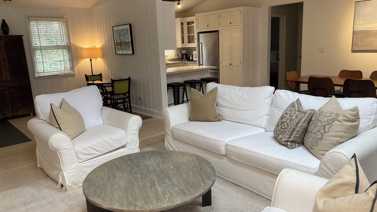 Wainscott House | 4-bedroom house in charming Wainscott walking distance to the beach