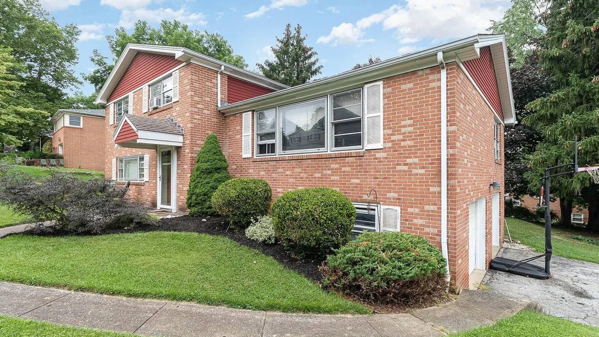 East York House | 4-bedroom house in welcoming East York with WiFi, AC