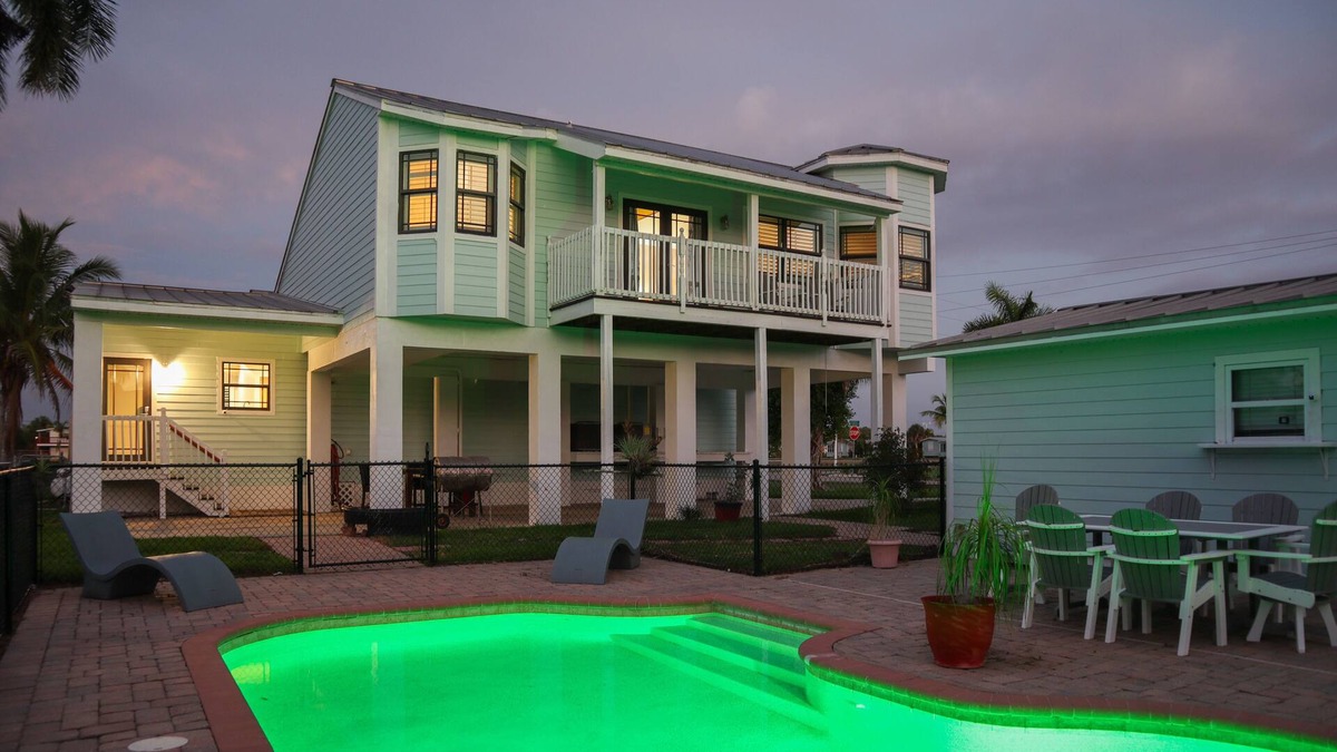 Everglades City House | 4-bedroom house with pool steps from the dock!