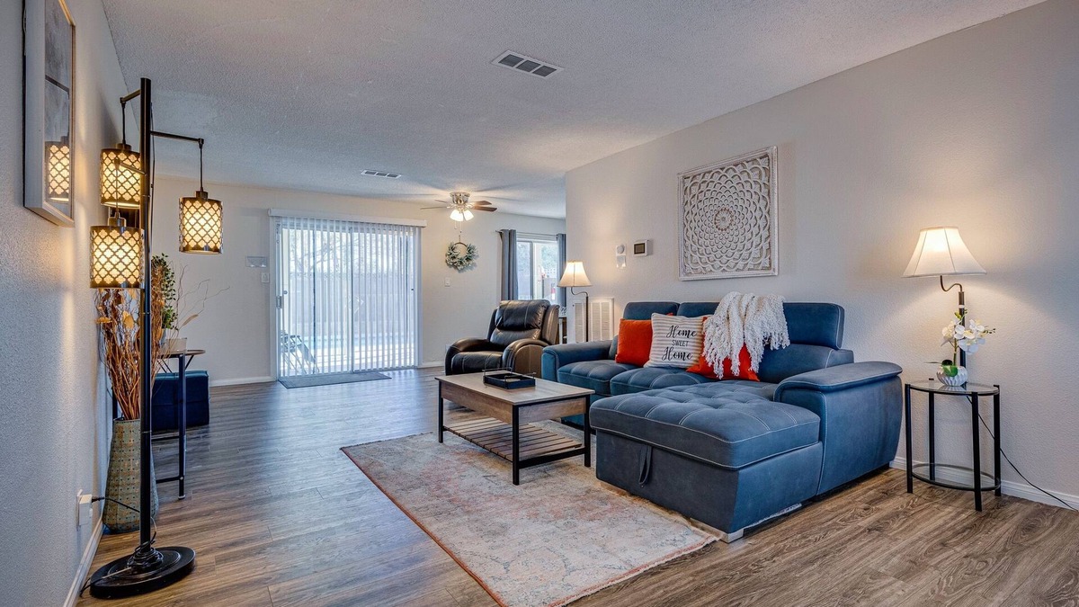 Paradise House | 4-bedroom house w/pool 15 mins from strip