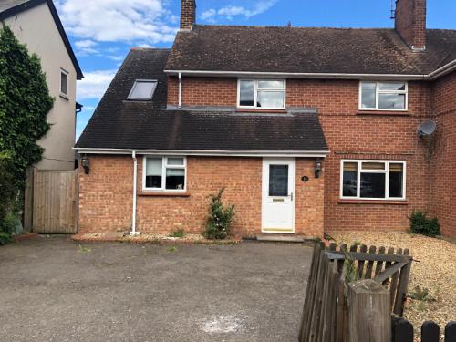 Silverstone House | 4 bedroom house walking distance to Silverstone C