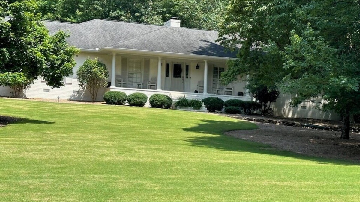 Athens House | 4 BEDROOM HOUSE WITH FURNISHED OUTDOOR PAVILION