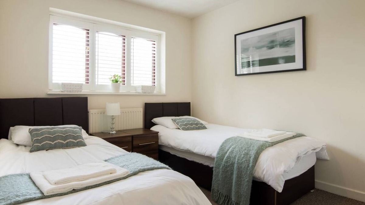 Burghfield House | 4 bedroom House with Parking and Free Wifi