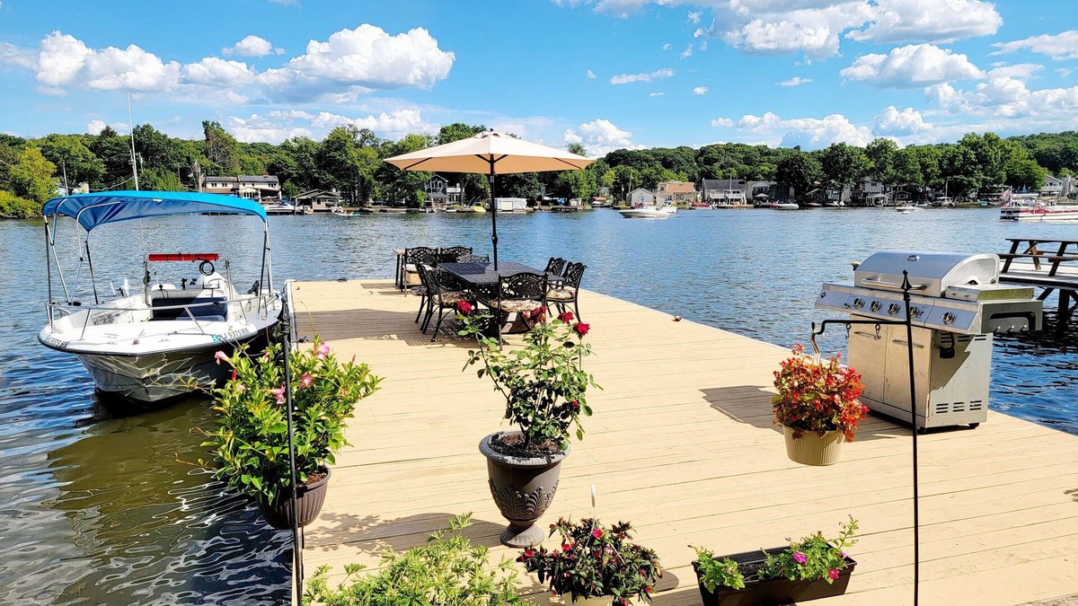 Lake Hopatcong House | 4 Bedroom Lake Hopatcong Lakehouse with Kayaks and Paddleboat