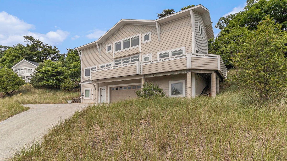 Montague Cottage | 4-bedroom Lake Michigan beach cottage in Montague with WiFi, AC