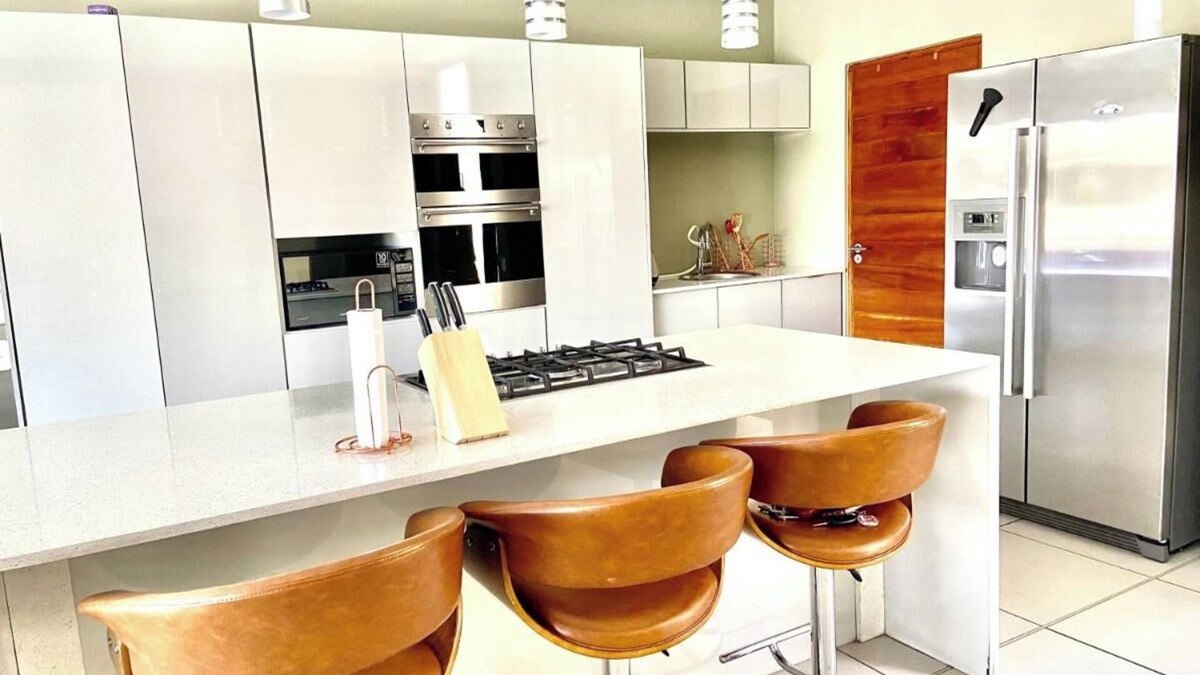 Kosmos Villa | 4 Bedroom Lake Villa with Boat, Hartebees