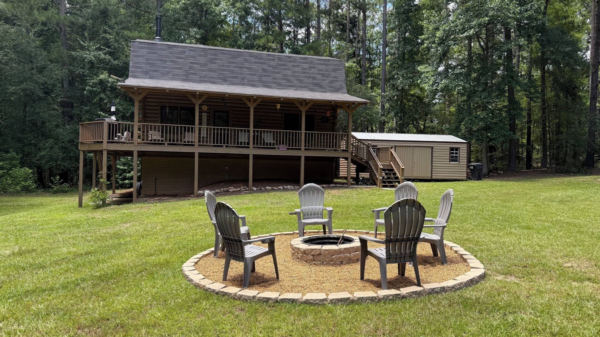 Senoia Cabin | 4-bedroom log cabin in charming Senoia with AC, WiFi. Enjoy a cozy retreat.