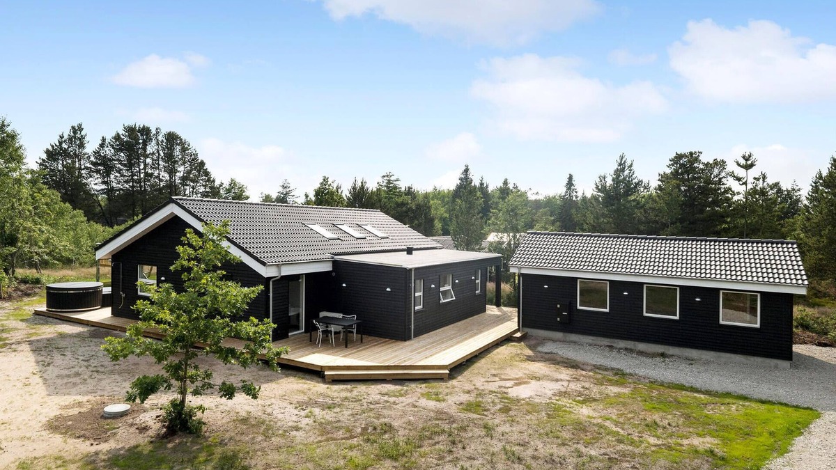 Hou House | 4 bedroom lovely home in Hals