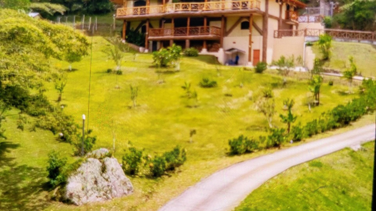 Roble House | 4-bedroom luxury farm home with spectacular views of the valley.