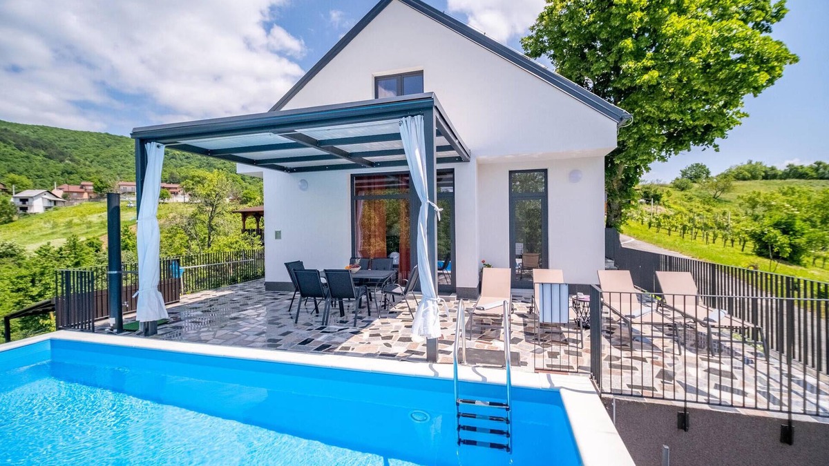 Jastrebarsko House | 4 bedroom nice home in Ivancici