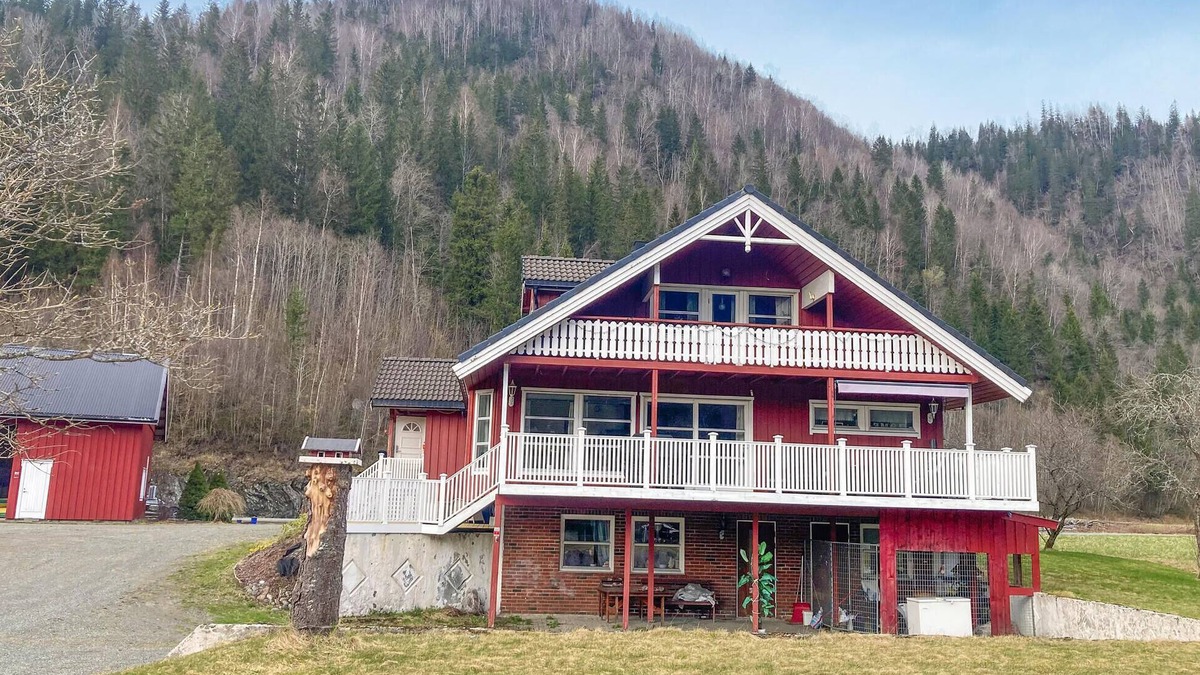 Flornes House | 4 bedroom nice home in Flornes