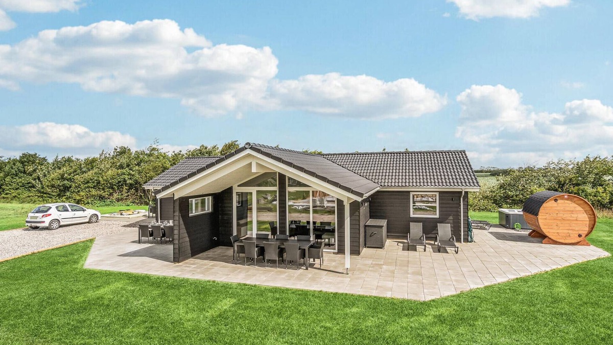 Skaven Strand House | 4 bedroom nice home in Tarm
