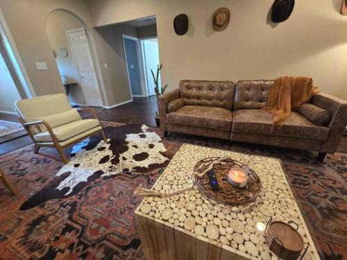 Calera House | 4 bedroom pet friendly grill under 5 min to airport and Choctaw Casino