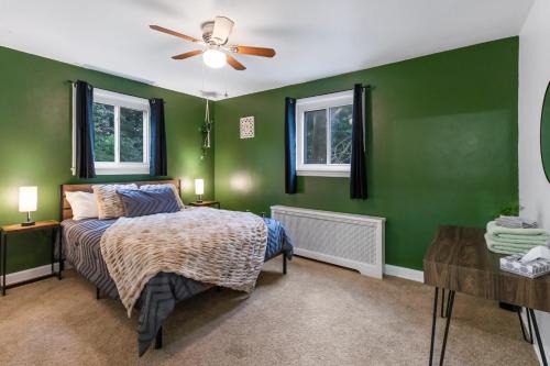 Ephrata House | 4-bedroom-Private cozy backyard w firepit