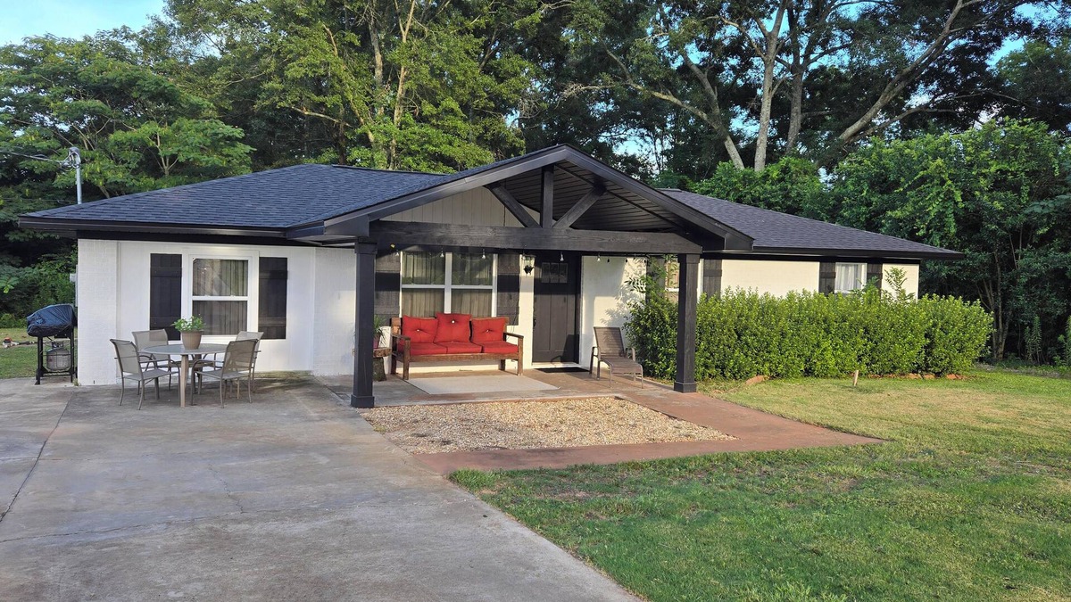 Enterprise House | 4 bedroom quiet county home close to everything!