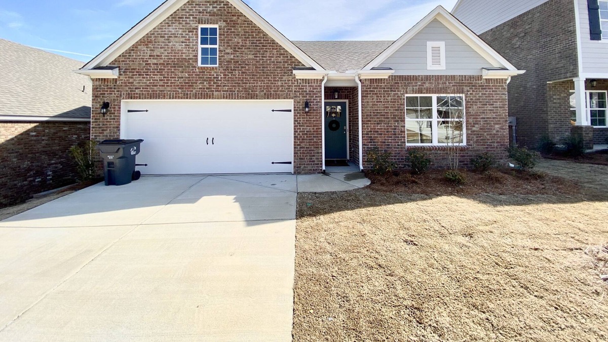 Fultondale House | 4-Bedroom Single Level House with 2 Car Garage
