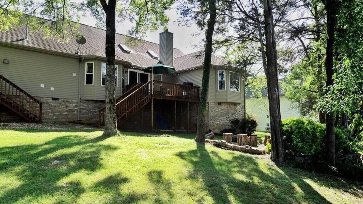 La Vergne House | 4 Bedroom Sleeps 10 with Huge Outdoor Space