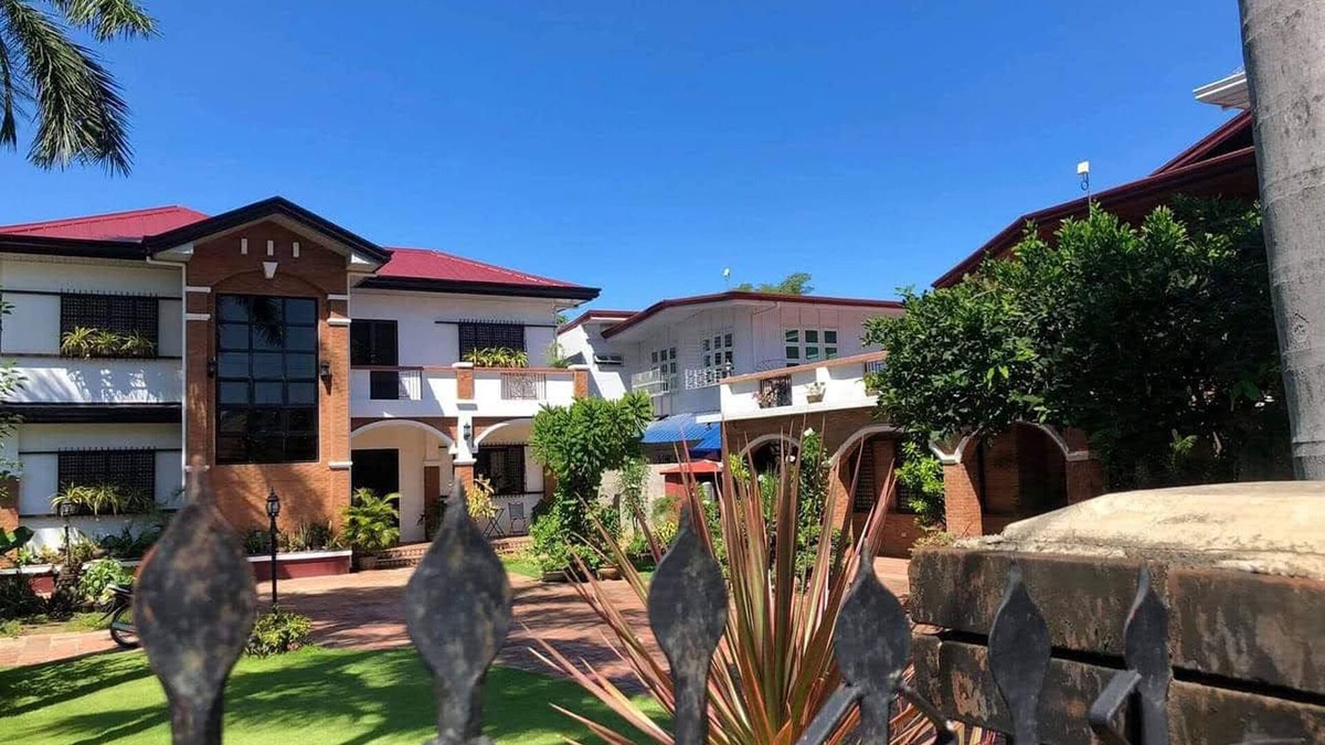 Badoc Bed & Breakfast | 4 bedroom Spanish inspired guesthouse