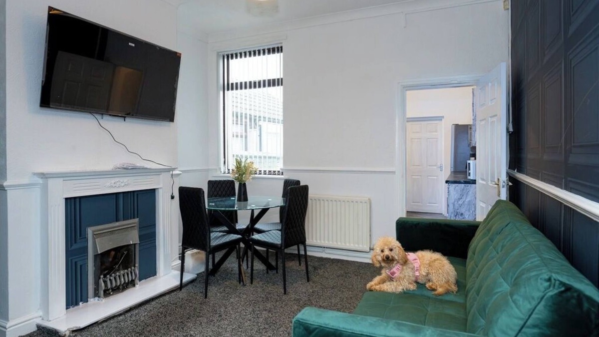 Tunstall House | 4-bedroom- Stoke-on-Trent sleeps 8- pet friendly