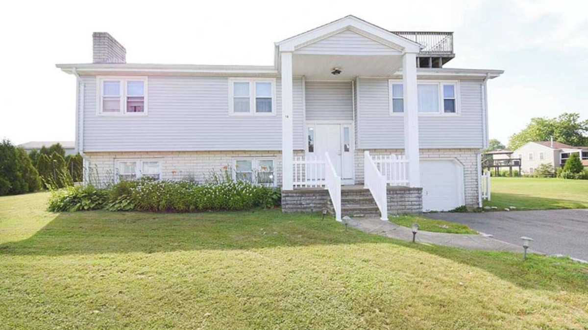 Narragansett House | 4 Bedroom Summer Home with a View!