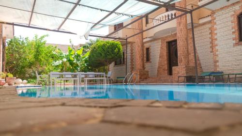 Al-'Amriyah Villa | 4 Bedroom superior family villa with private pool, 5 min from beach Abu Talat