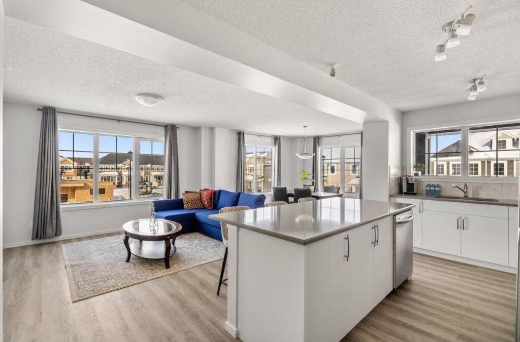 Airdrie House | 4 Bedroom Town Home with Free Banff Pass, Garage Parking, Fast WiFi, Smart TV with Netflix, Fully Equipped Kitchen, Sleeps 10, Ideal for Families