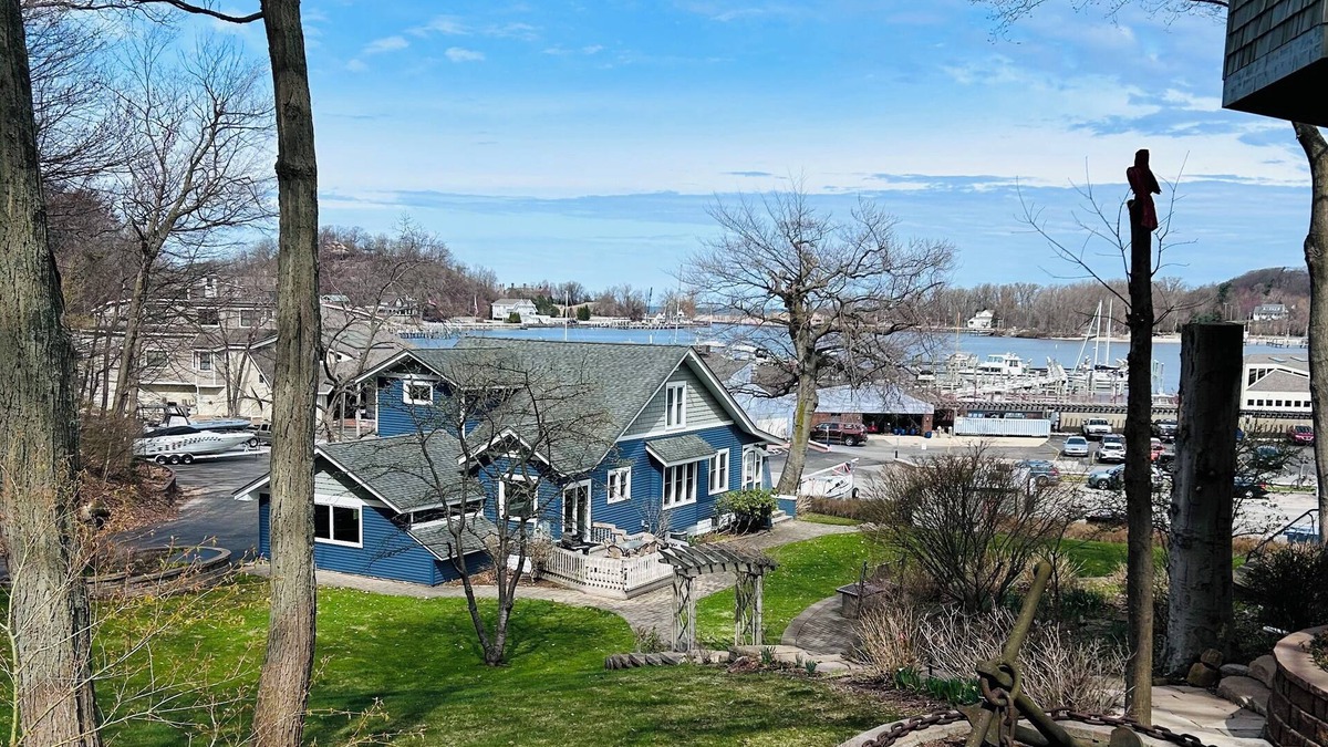 Macatawa House | 4-bedroom vacation home just 3 minutes drive to Lake Michigan
