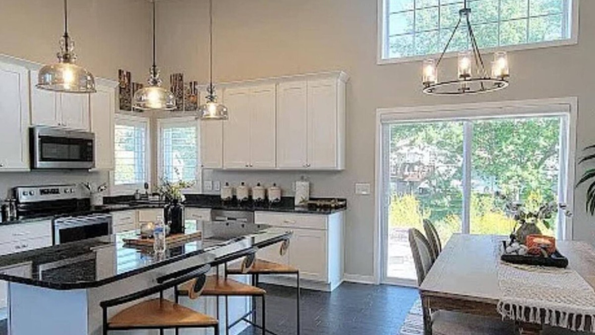 Savage House | 4-bedroom vacation home 18 minutes from Mall of America