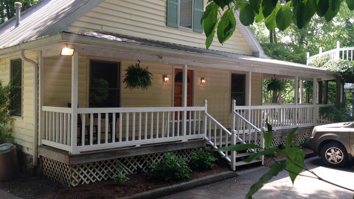 Franklin Cottage | 4 bedroom Victorian Guest house with pool on Country Estate close to Nashville